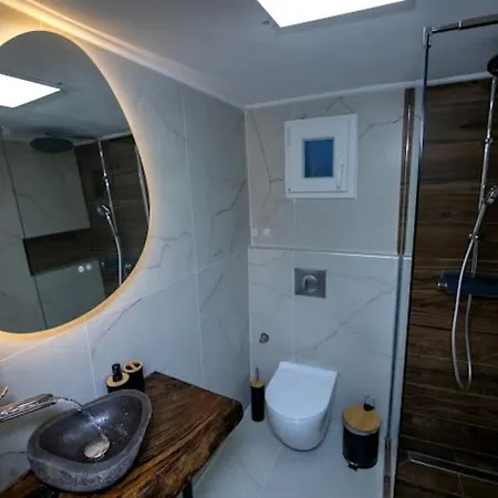 Estia Wood Living & Spa, *